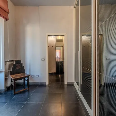 Casa I 4 Leoni, In The Center Of * إِمبولي