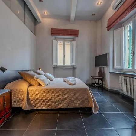 Casa I 4 Leoni, In The Center Of Apartment